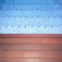 Raventós piscina con piso de tarima