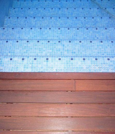 Raventós piscina con piso de tarima